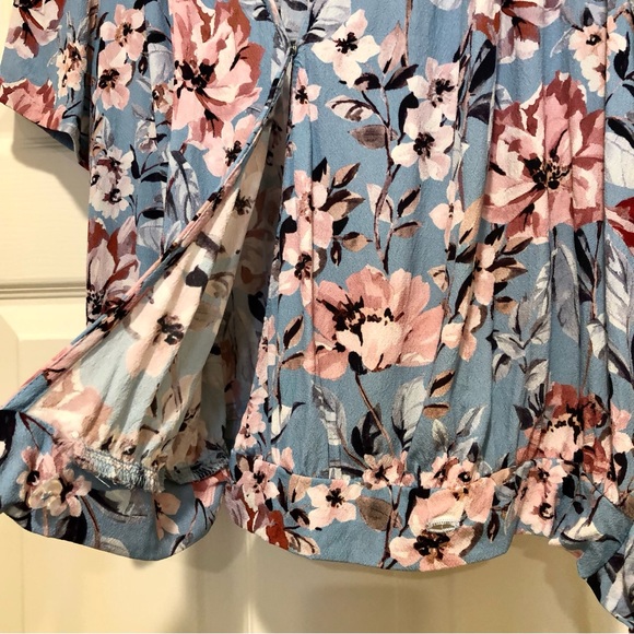 NWOT Willow & Clay Blue Pink Floral Summer Blouse Size Medium - Picture 8 of 14